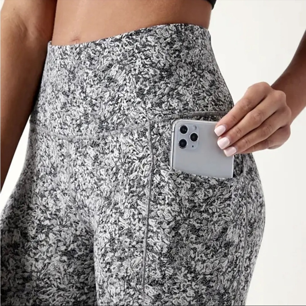 Athleta SP Salutation Stash Pocket II Textured 7/8 Tight Legging